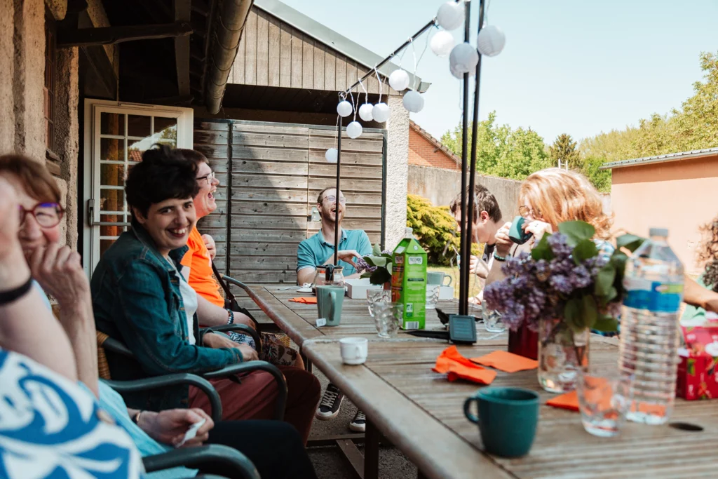 Le Groupe d'Entraide Mutuelle Saint-Venant - Des Racines et des Ailes - Association Sourires d'Autistes © A Bout de Films