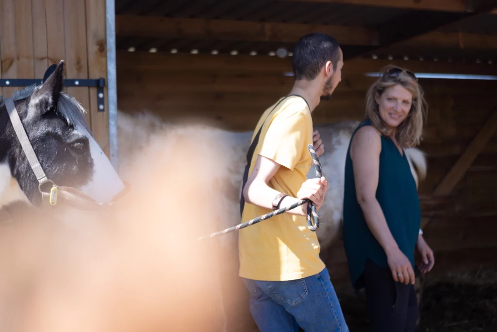 Le Groupe d'Entraide Mutuelle Saint-Venant - Des Racines et des Ailes - Association Sourires d'Autistes © A Bout de Films